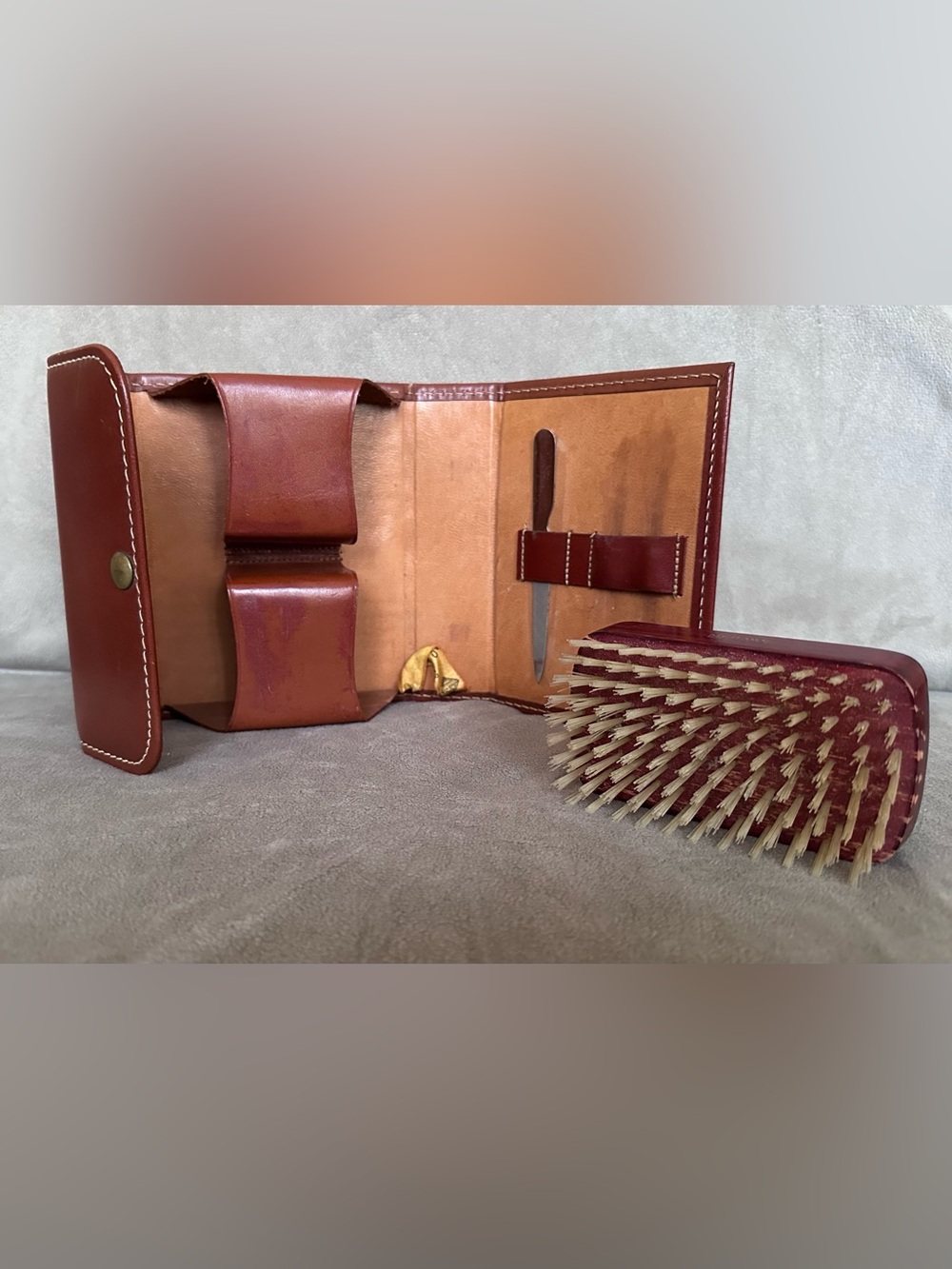 VERY COOL, VINTAGE USA MENS TRAVEL GROOMING KIT / CASE.